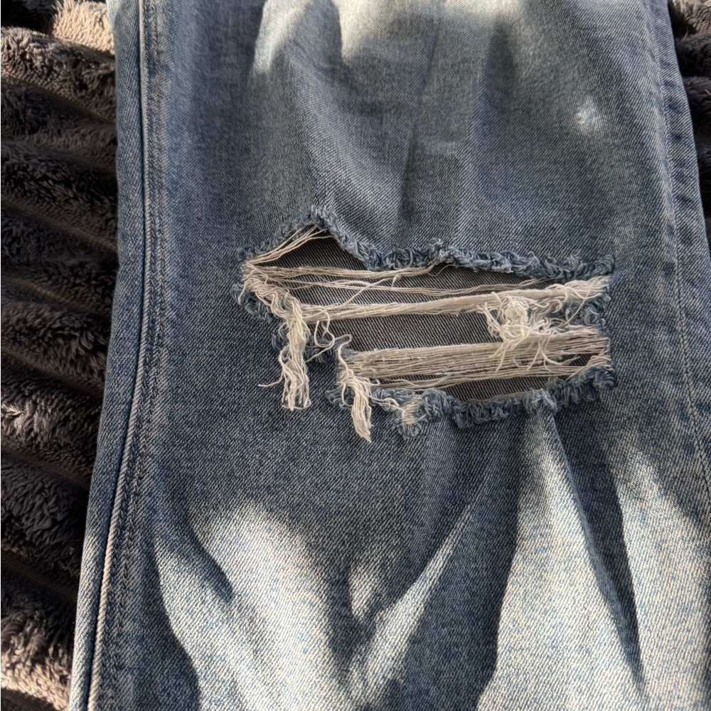 American Eagle Outfitters Relaxed Distressed Jeans - Blue and Cream - Picture 9 of 10